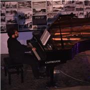 Docente di musica (pianista e compositore) impartisce lezioni di tecnica pianistica e teoria musicale